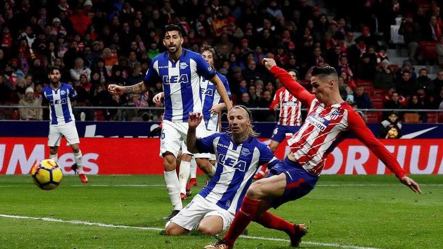 Fernando Torres remata en la jugada del gol del partido.