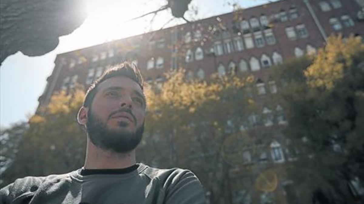 Miguel Ángel Ortiz, fotografiado en la Zona Franca, escenario de su novela La inmensa minoría.