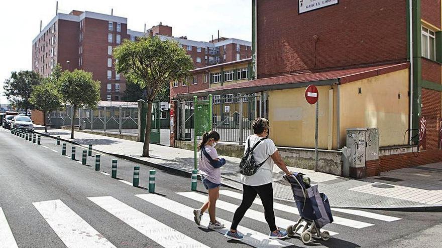 Zona peatonal reservada frente al colegio García Lorca, ayer.