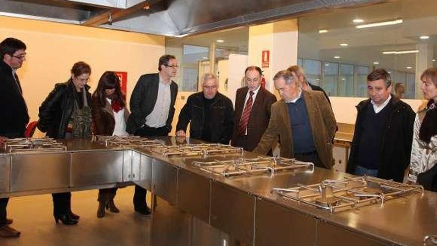 Miembros de la Corporación en una visita al aula de hostelería. / m. c. s.