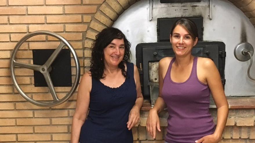 Mercè Morilla (i), junto a su hija Laia, que también trabaja en el horno.