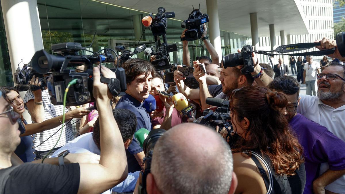 Sale Javier Enríquez, hijo de Negreira, tras declarar durante una hora y cuarto sobre el caso.