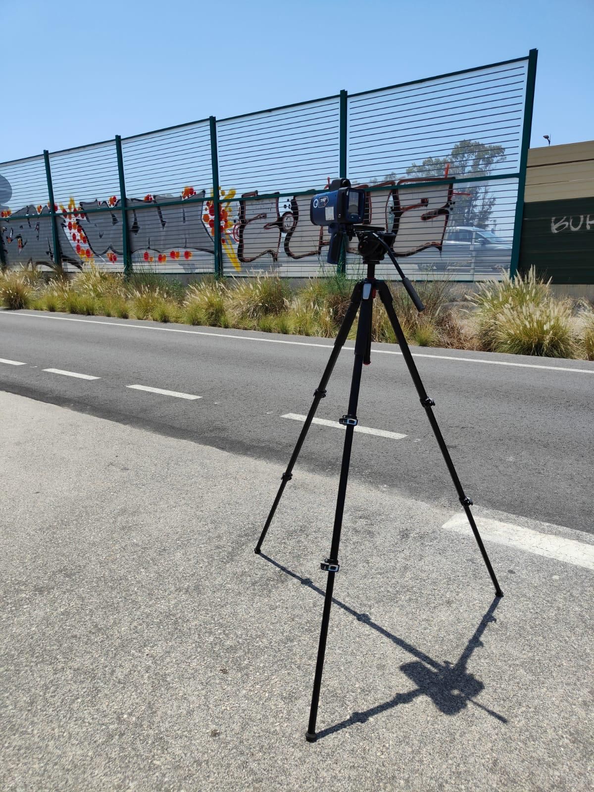 'Trucam II' es el radar portátil de la Policía Local de Murcia instalado en el trípode.