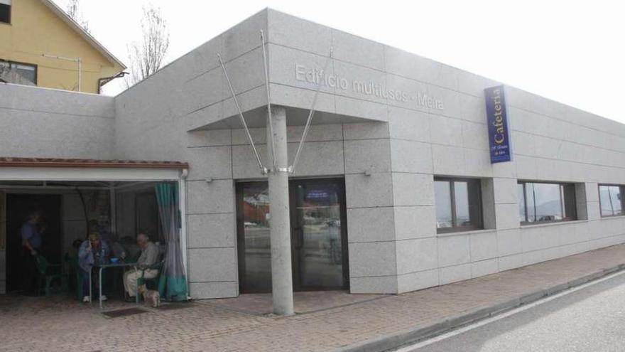 Edificio de Portos que alberga el club de jubilados de Meira, en el acceso al muelle. // S.A.