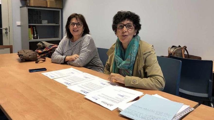 Toñi Queimaño y Carmen Nores, con los documentos, ayer, en las dependencias del colectivo. // G.N.