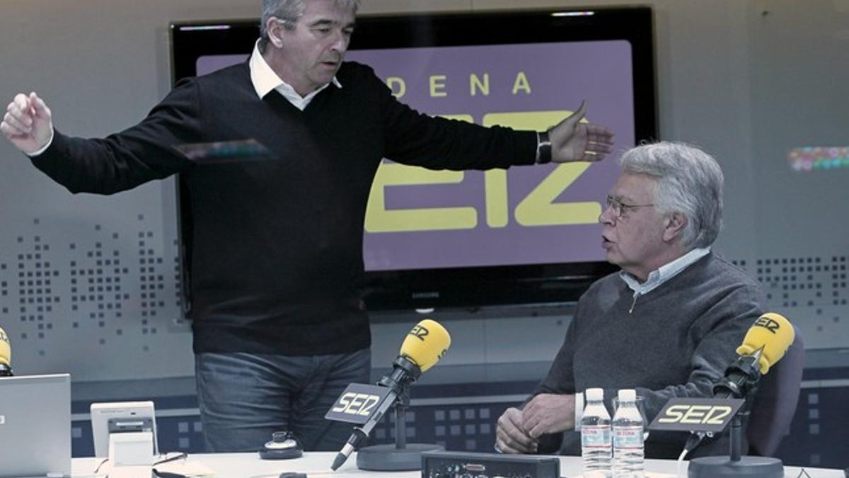 El expresidente del Gobierno Felipe González junto al periodista Carles Francino, de pie, antes de la entrevista.