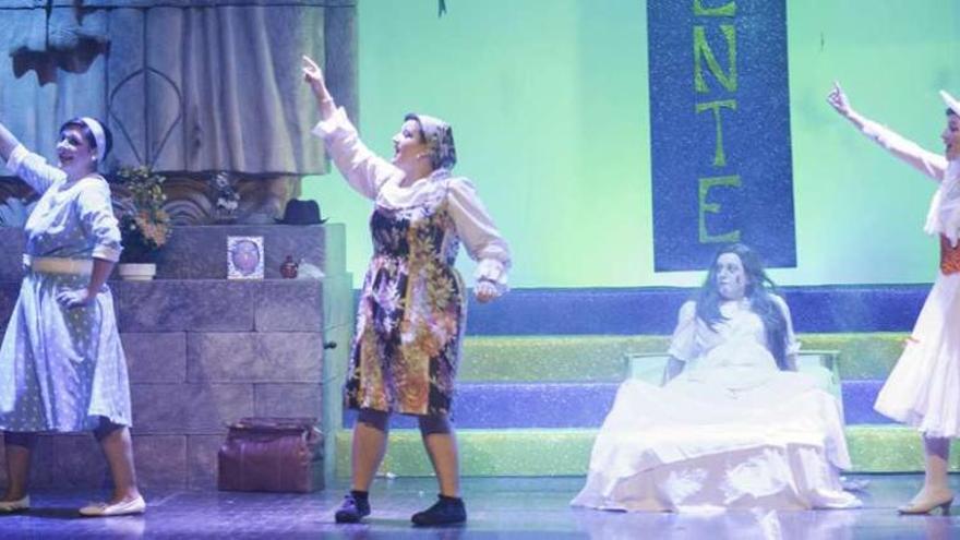 Intercazia parodia la película &quot;El exorcista&quot;, durante la gala de clausura del certamen de teatro.