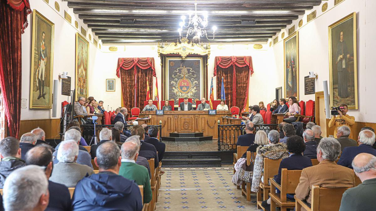 El salón de plenos se llenó de regantes y agricultores que quisieron seguir la sesión extraordinaria.