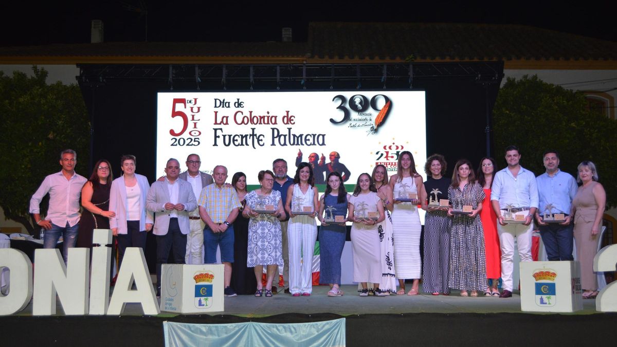 La Plaza Real de Fuente Palmera acogió este sábado la entrega de reconocimientos a los colonos y colonas del año 2025.