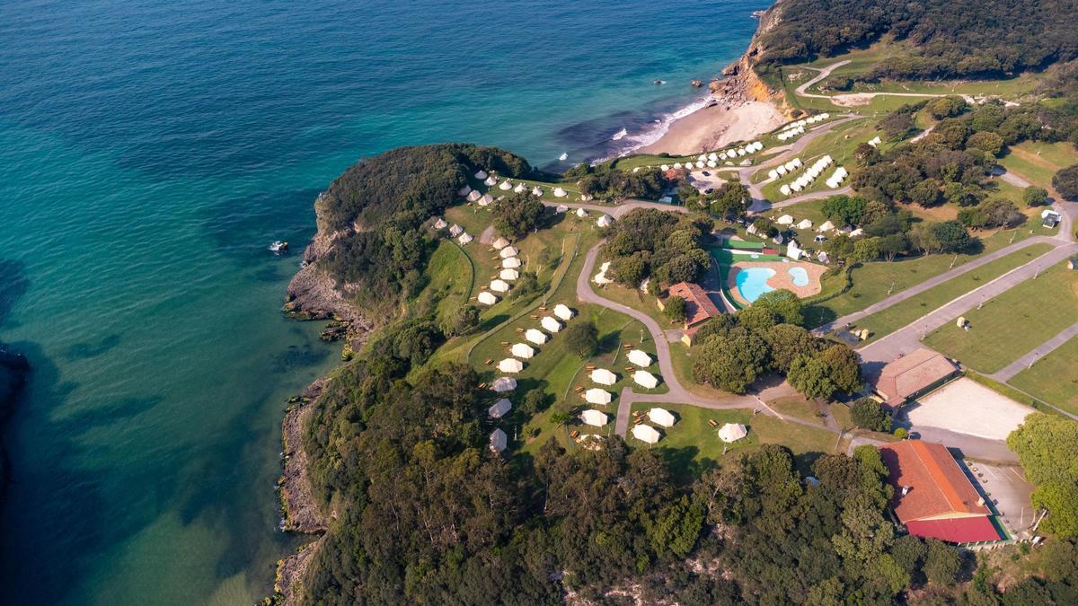 El Camping Kampaoh Las Arenas, junto a la playa del Pedreru, en Pechón (Cantabria), es uno de los más atractivos de toda la cadena de alojamientos