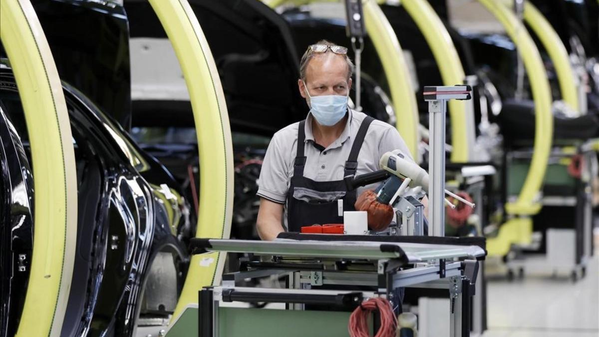 coronavirus. Cadena de producción de Mercedes Benz en Sindelfingen, Alemania