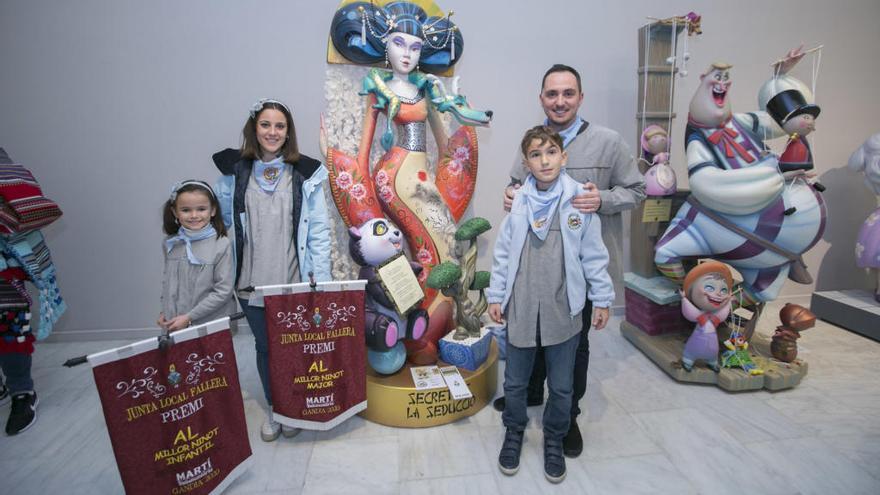 Los cuatro representantes de la comisión del Prado junto al Mejor Ninot mayor de la sección Especial.