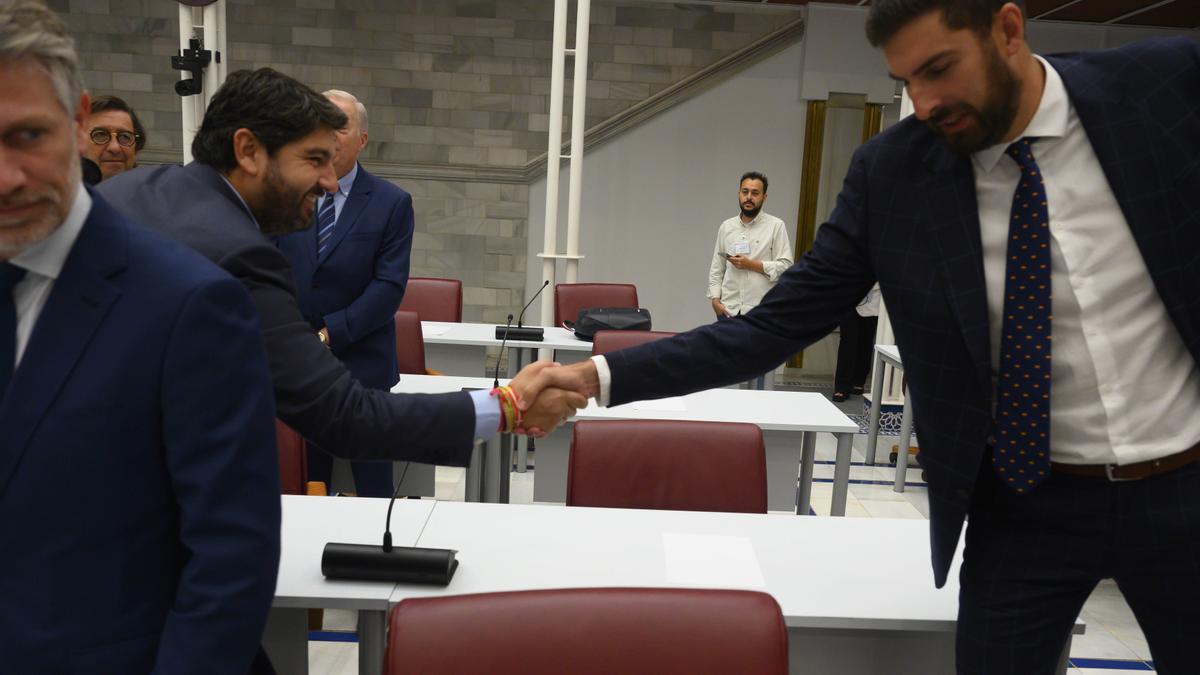 Fernando López Miras saluda a José Ángel Antelo antes del comienzo del debate de investidura.
