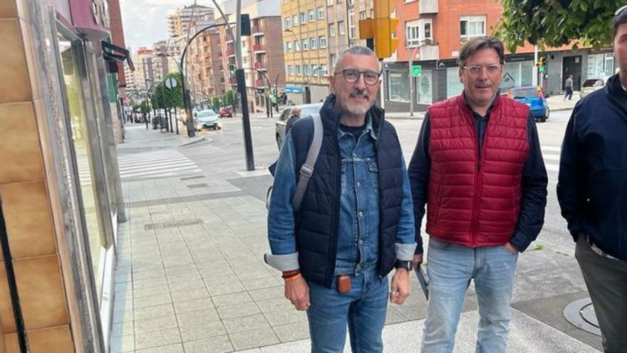 Por la izquierda, José Carlos Fernández Sarasola, Juan Arribas y Ángel López, ayer, en la calle Ramón y Cajal.