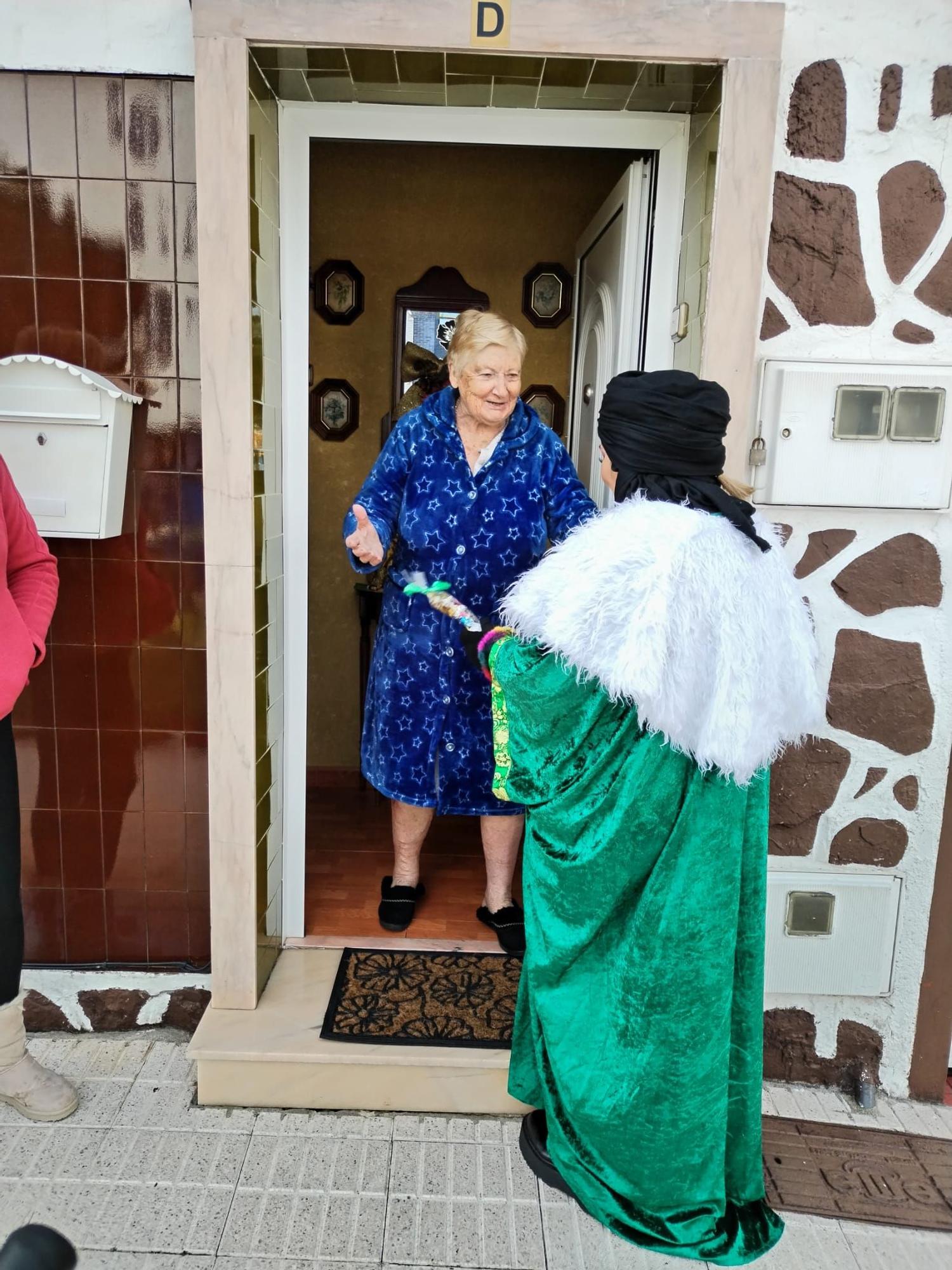 El Príncipe Aliatar dispara la ilusión en los barrios de Gijón (en imágenes)