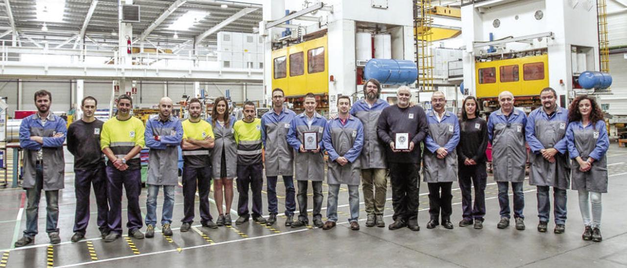 Foto de familia de trabajadores y directivos del centro de Nigrán con los galardones de PSA. // Adrián Irago