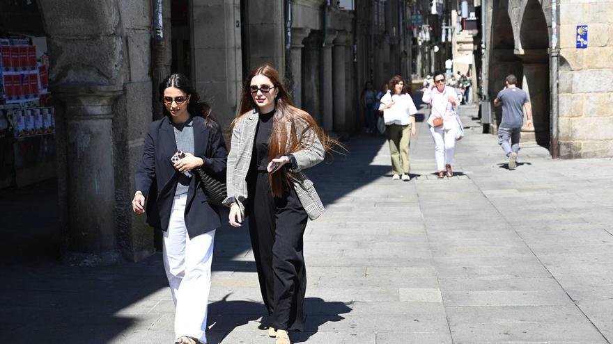 Gente paseando por el casco histórico de Pontevedra.
