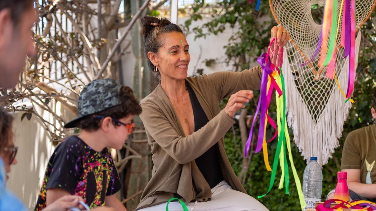 Un puesto de venta de atrapasueños en el mercadillo de Eivissa