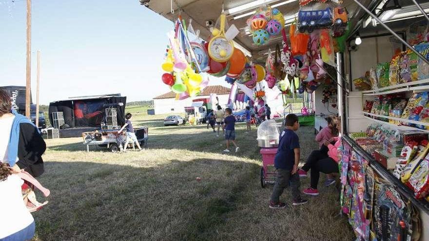 Niños jugando en el prau de la fiesta de Ferrero.