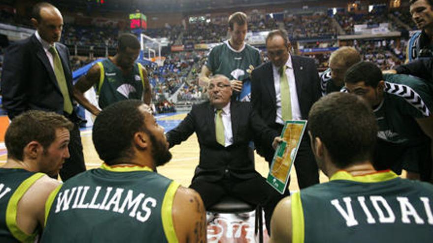 Jasmin Repesa, entrenador del Unicaja, da órdenes a sus hombres durante un tiempo muerto del pasado partido ante el Barça.