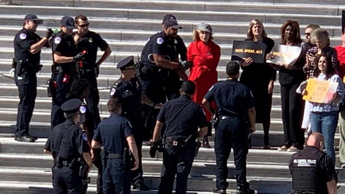 Jane Fonda, detenida en las escalinatas del Congreso de EEUU, en Washington.