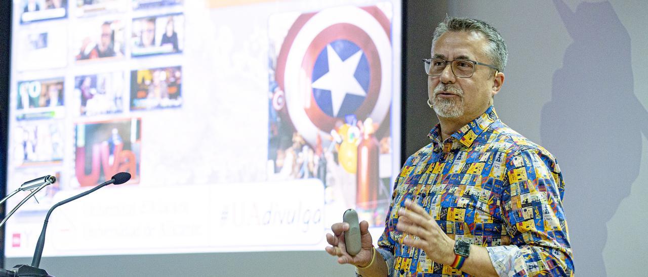 El catedrático Alfredo Corell, durante su exposición en la UA este miércoles