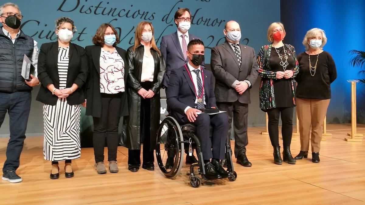 Sergio Garrote, junto al alcalde de Viladecans y al resto de homenajeados