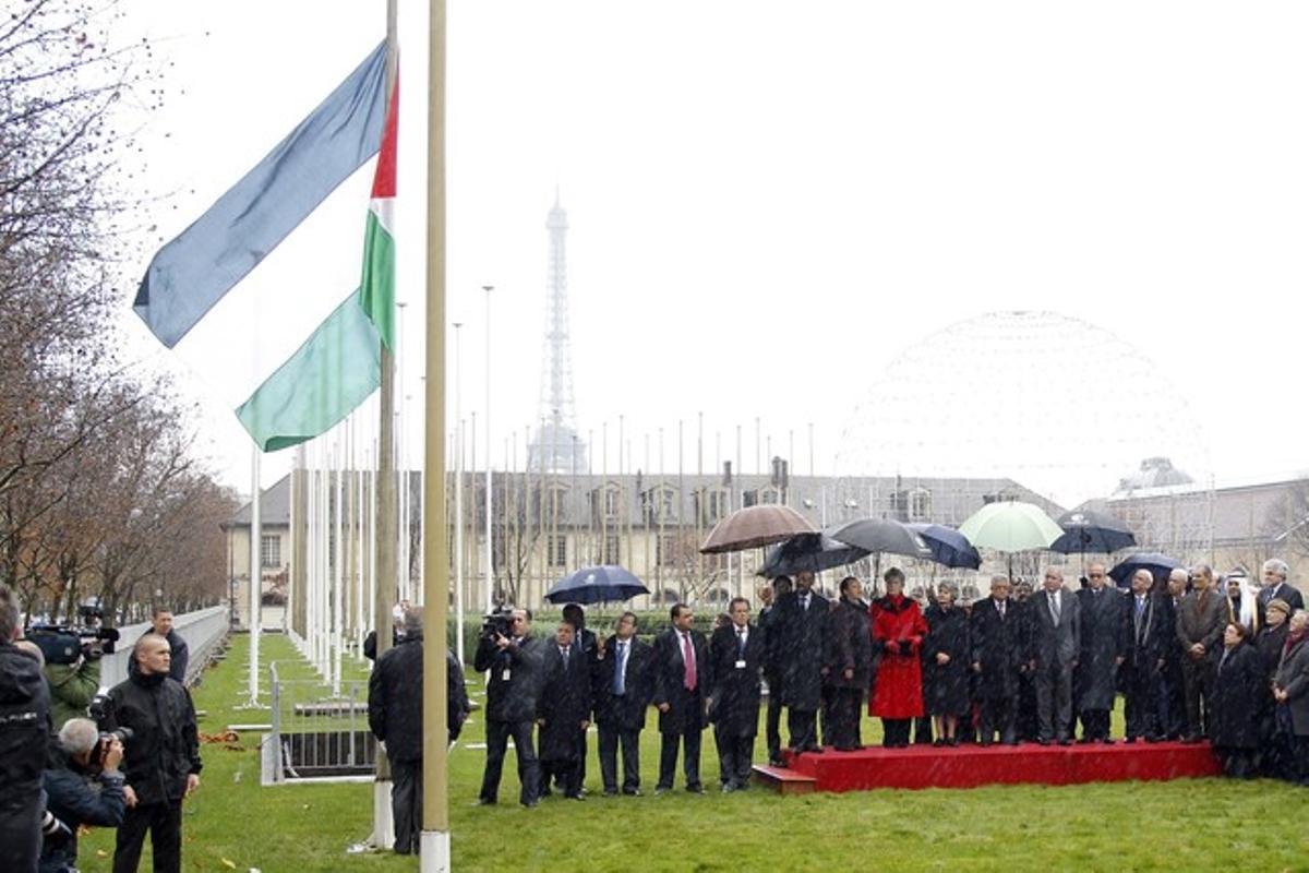 Ceremonia de izado de la bandera palestina, este martes, en la sede de la Unesco en París.