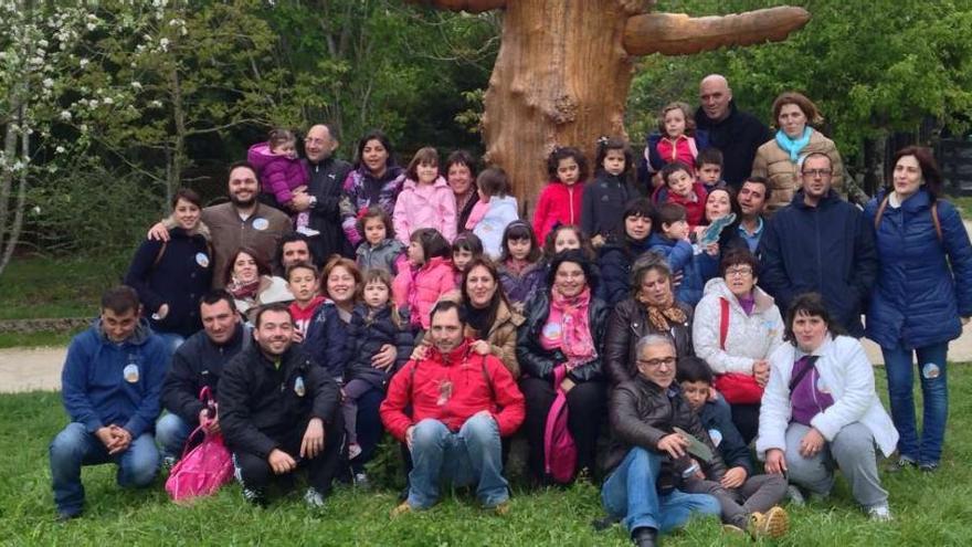 Familias de Infantil del Colegio  de Figueiroa visitan el parque de Marcelle en Lugo. Un grupo de familias bien avenidas  cuyos niños estudian mayoritariamente en Infantil de 4 años del colegio público de Figueiroa aprovechó ayer la jornada dominical para confraternizar en una excursión -organizada por ellos mismos- al parque zoológico de Marcelle en Lugo. El buen ambiente, la camradería y la variedad de actividades reinaron entre los 47 asistentes.