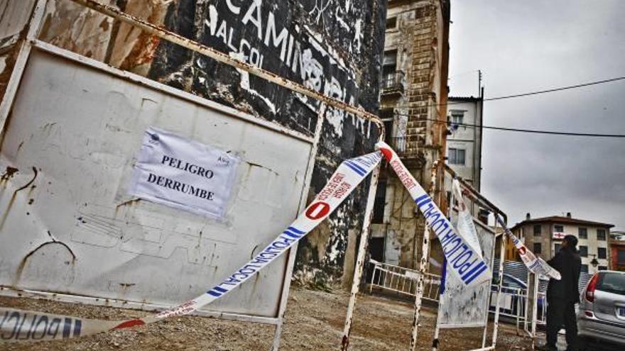 El inmueble está situado en el cruce de la calle Major con San Blas, debajo de Santa María.