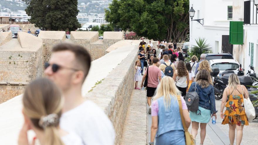 Turistas en Dalt Vila el pasado mes de junio. | VICENT MARÍ