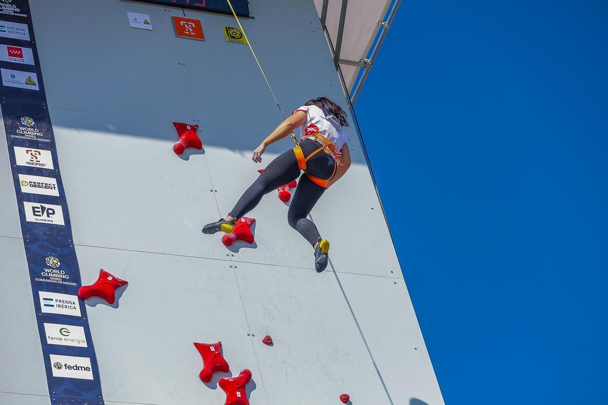 Escaladora compitiendo durante la clasificatoria femenina de velocidad