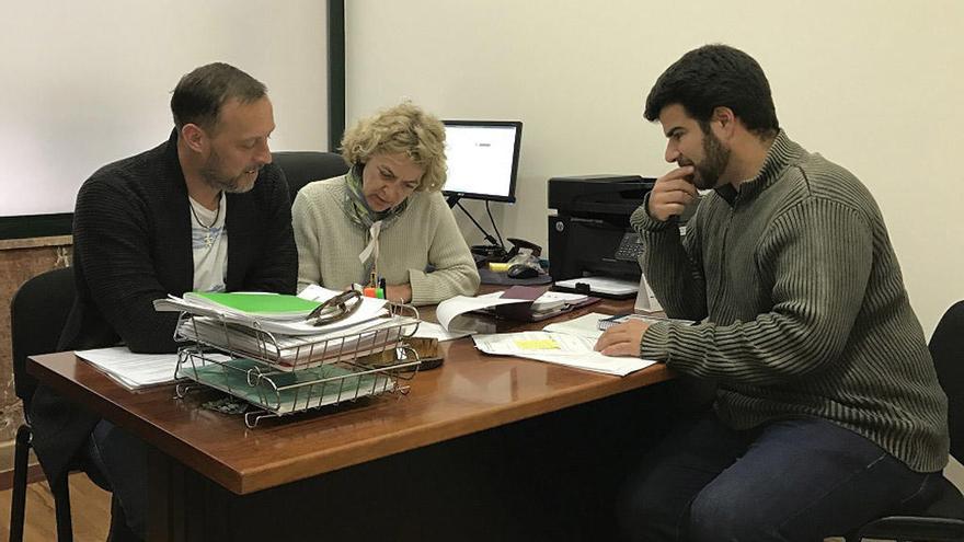 David Vilches (GIPMTM), Alicia Pérez y Miguel Ángel Sánchez (IU).