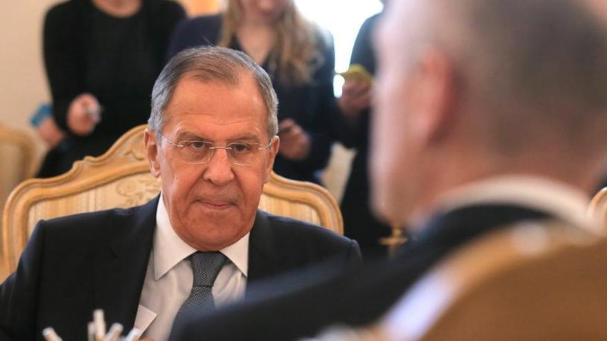 Lavrov, frente a su homólogo holandés.