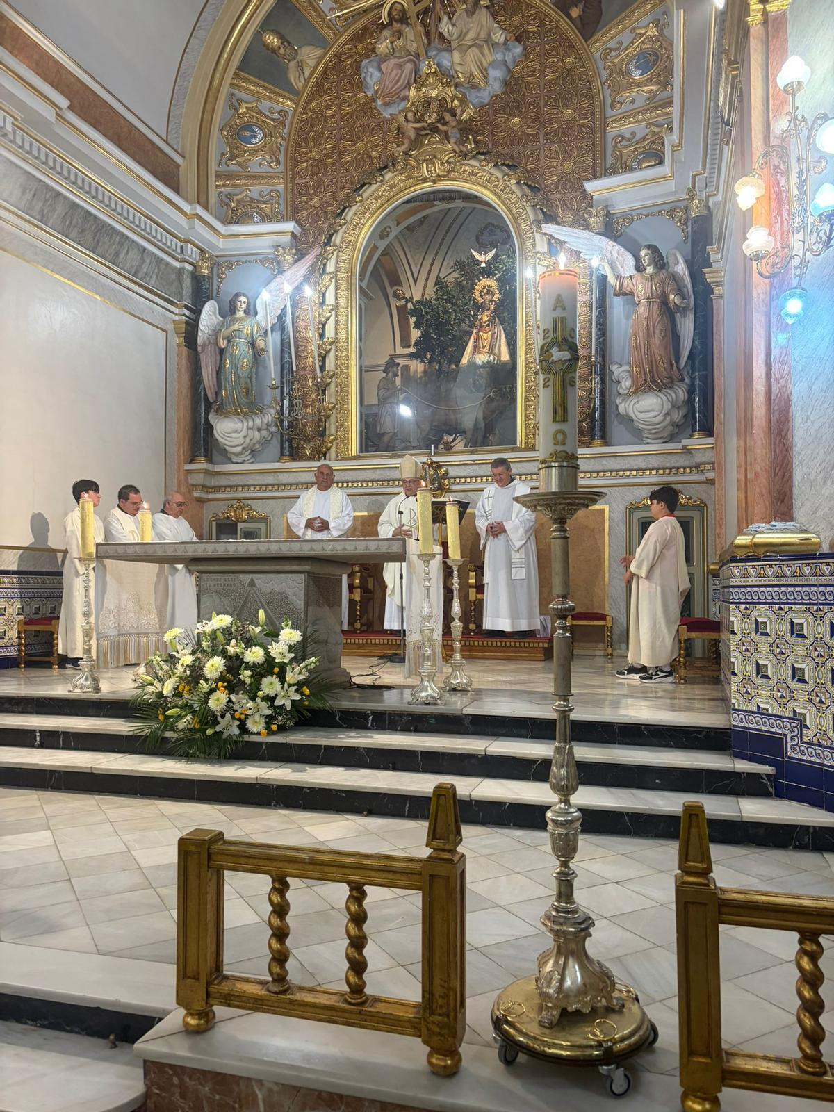Presbiterio de la parroquia de Albuixech, con el  arzobispo Benavent.