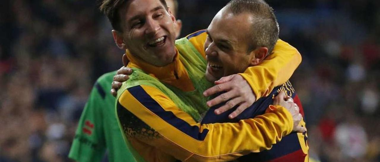 Messi se abraza a Iniesta después de que este consiguiese el 0-3. // Sergio Pérez