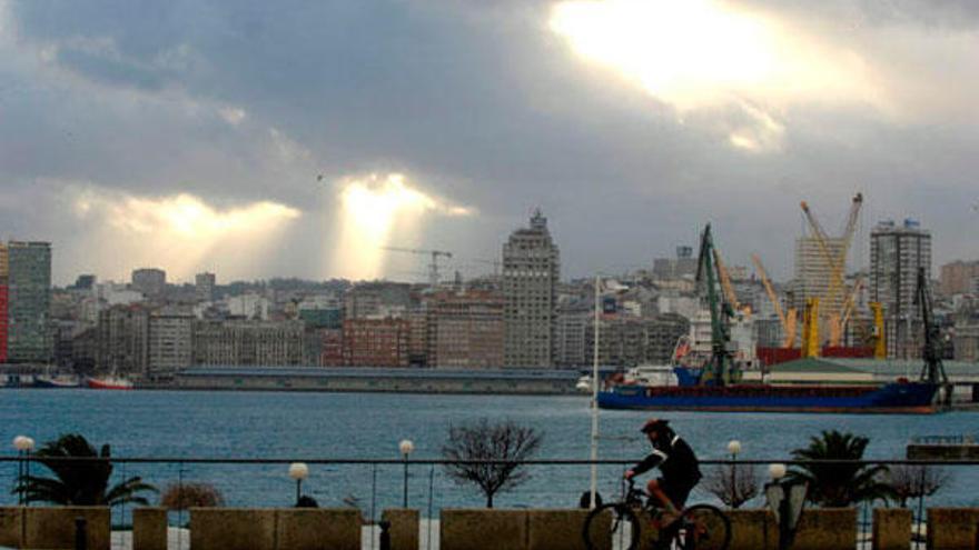 Cielo gris sobre la ciudad de A Coruña.