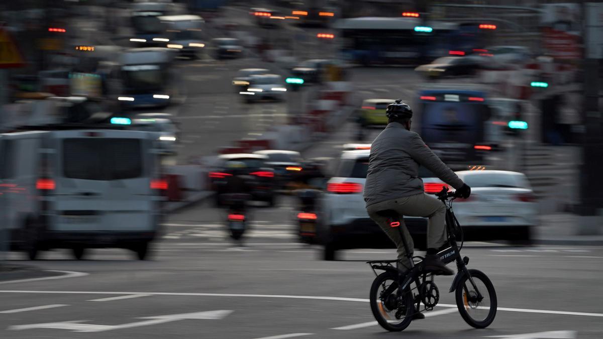Un ciclista se dispone a adentrarse en el inhóspito (para las bicicletas) tráfico de Madrid.