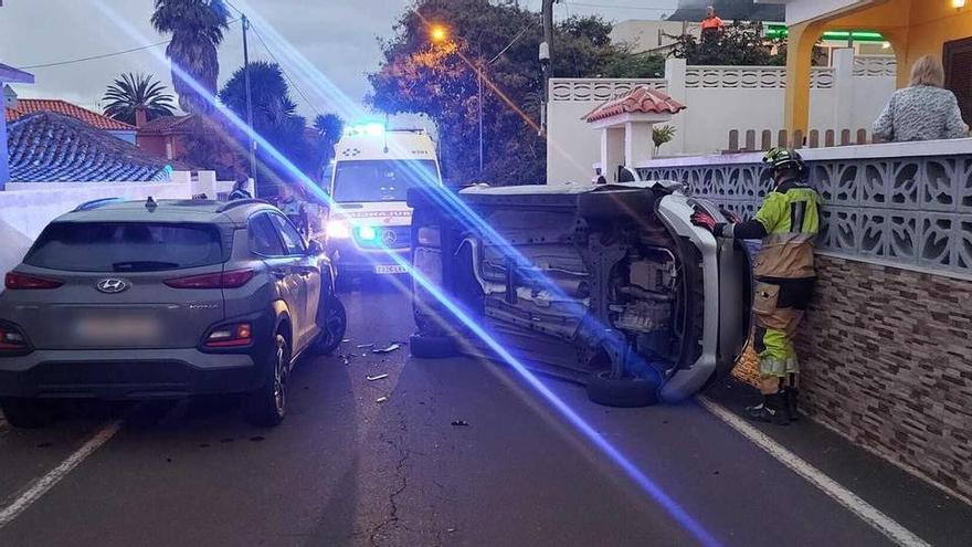 На Тенеріфе автомобіль перекинувся на гірській дорозі: водій дивом уникнув серйозних травм
