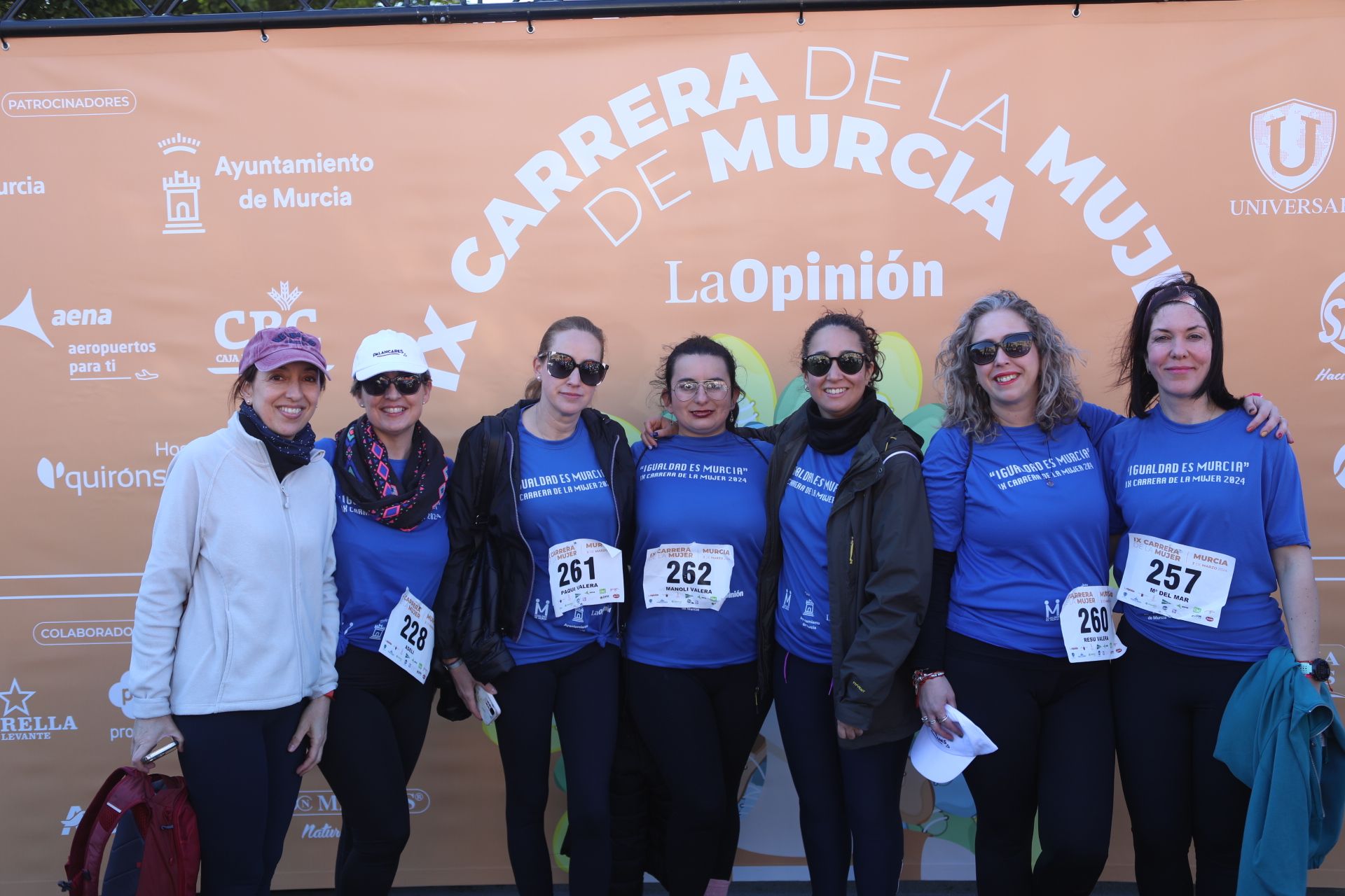 Las participantes posan en el photocall tras finalizar la Carrera de la mujer de Murcia