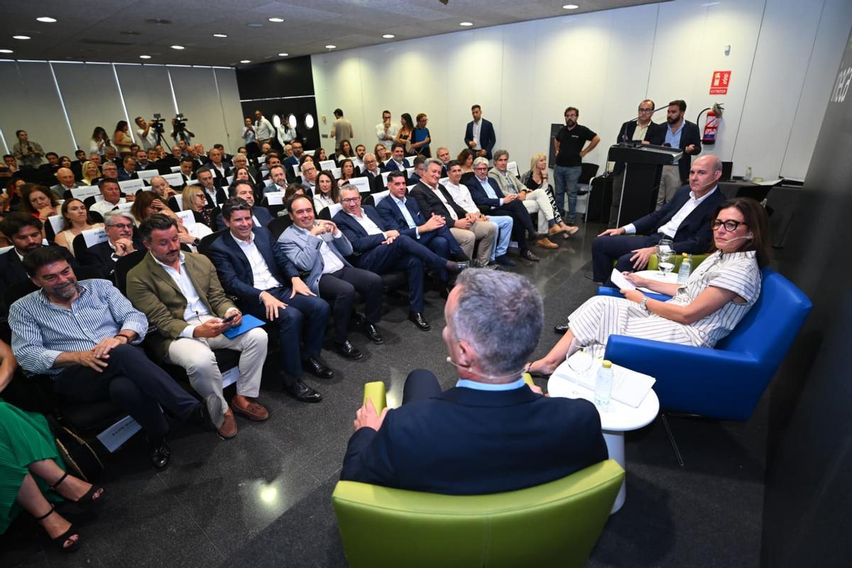 Un momento de la mesa de diálogo entre Uría y García-Almenta.