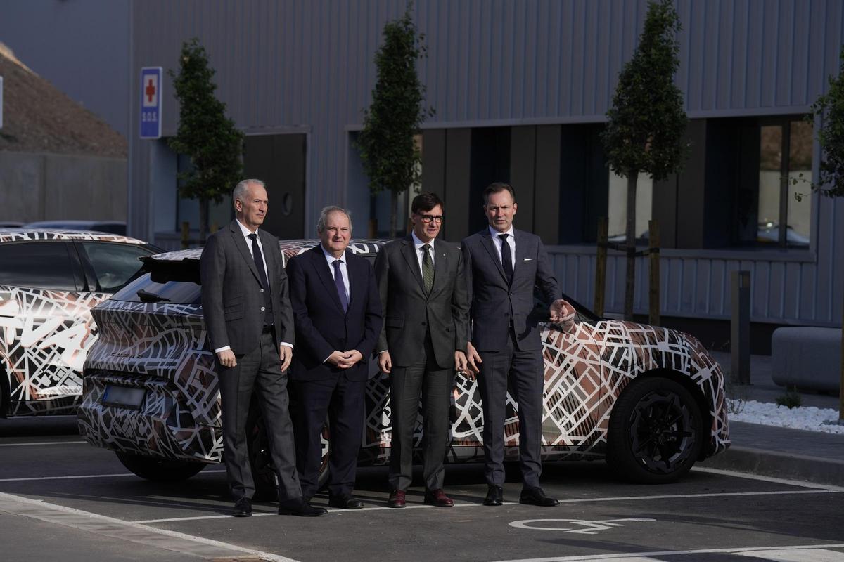 Thomas Schäfer, ceo de  Volkswagen; Jordi Hereu, ministro de Industria y Turismo; Salvador Illa, presidente de la Generalitat y Markus Haupt, ceo de Seat y Cupra