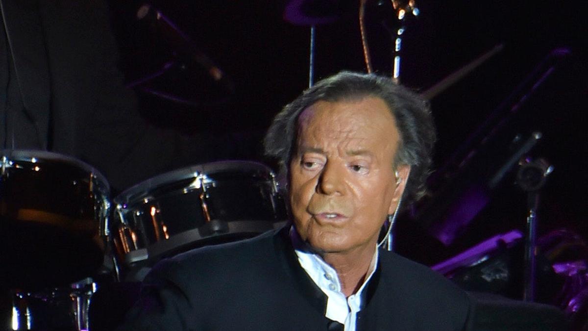 Romeo Santos y Julio Iglesias le dedican una canción... Al pito