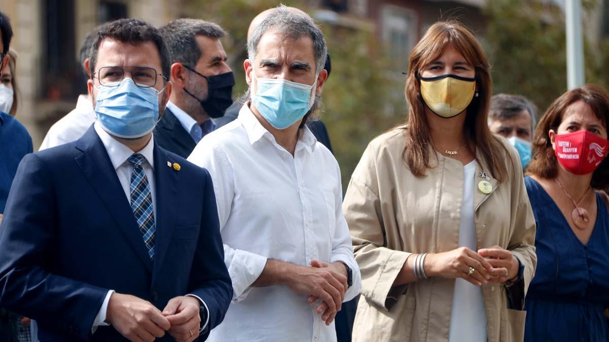 Pere Aragonès, Jordi Cuixart y Laura Borràs en el acto de Òmnium por el cuarto aniversario del 1-O.