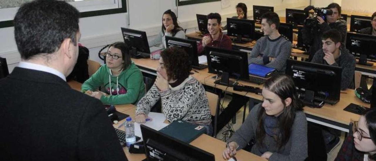 El conselleiro de Educación, durante su visita al instituto Cotarelo Valledor. // Noé Parga