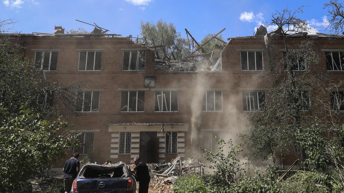 Daños causados por un ataque ruso en un edificio de Járkov, este viernes.