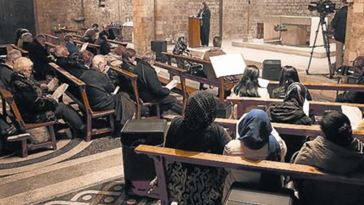 Acto interreligioso en la iglesia de Sant Pau del Camp de Barcelona.