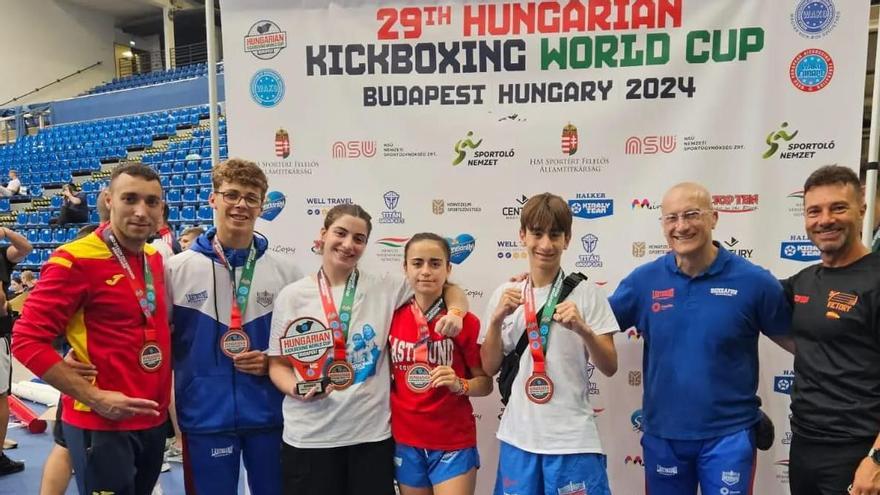 Los deportistas de BoxSafor y su técnico, en el podio de Hungría