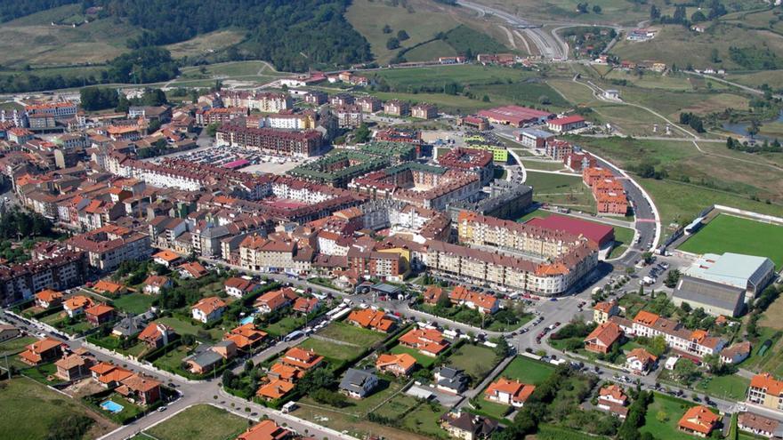 Vista aérea de la capital del concejo. |  | LNE