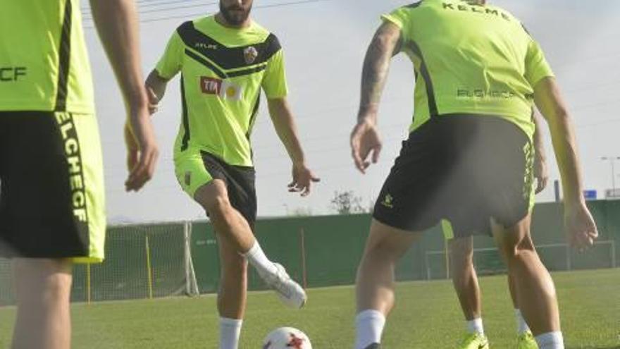 Golobart durante el entrenamiento en el campo anexo al Martínez Valero.